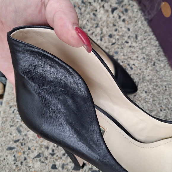 🆕BCBGeneration Cosette Black Leather Pumps with Gold Trim Heel Backs Size 7.5M - Picture 5 of 16